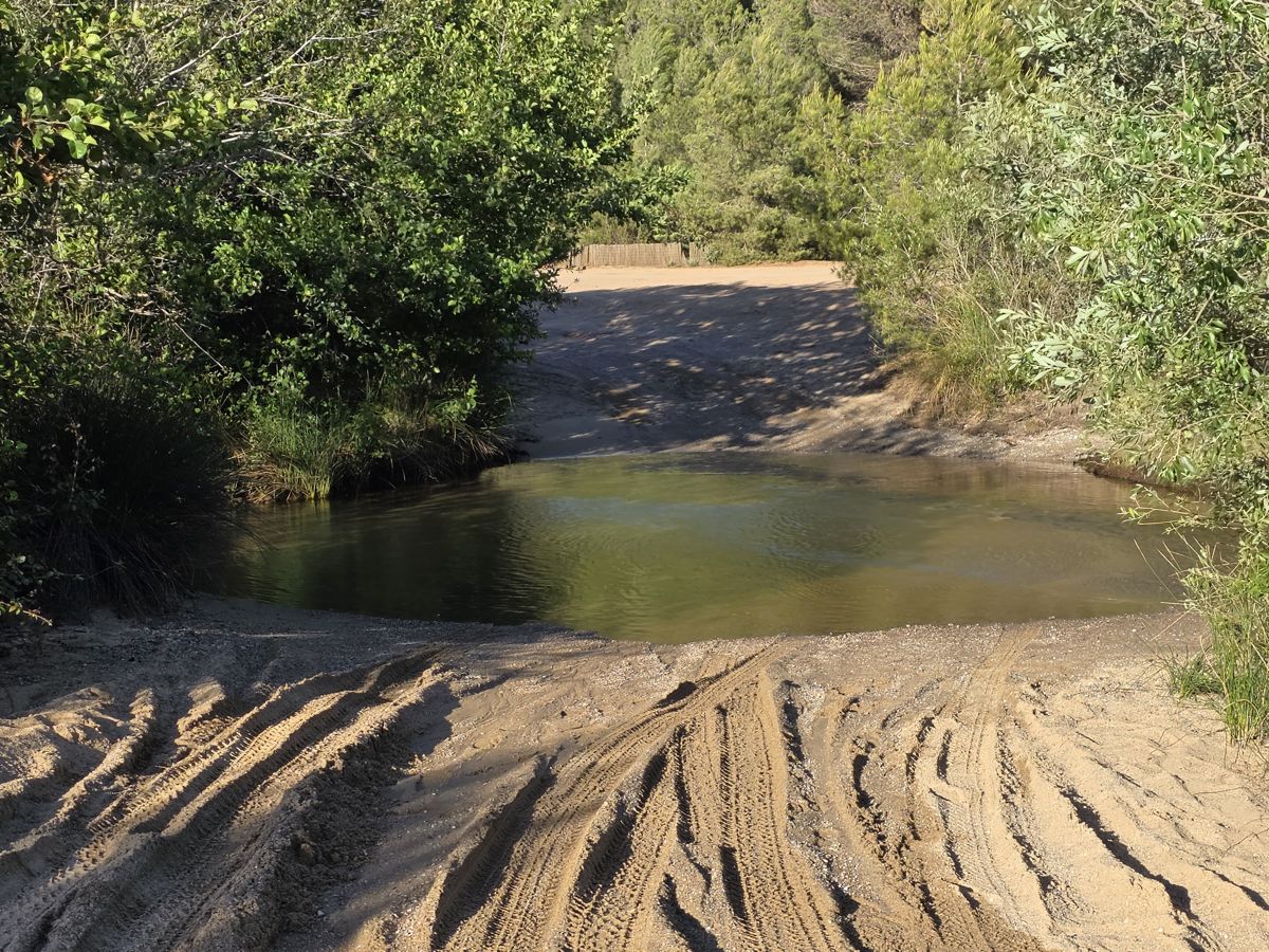 Sandige Furt mit Fahrspuren auf Sardinien