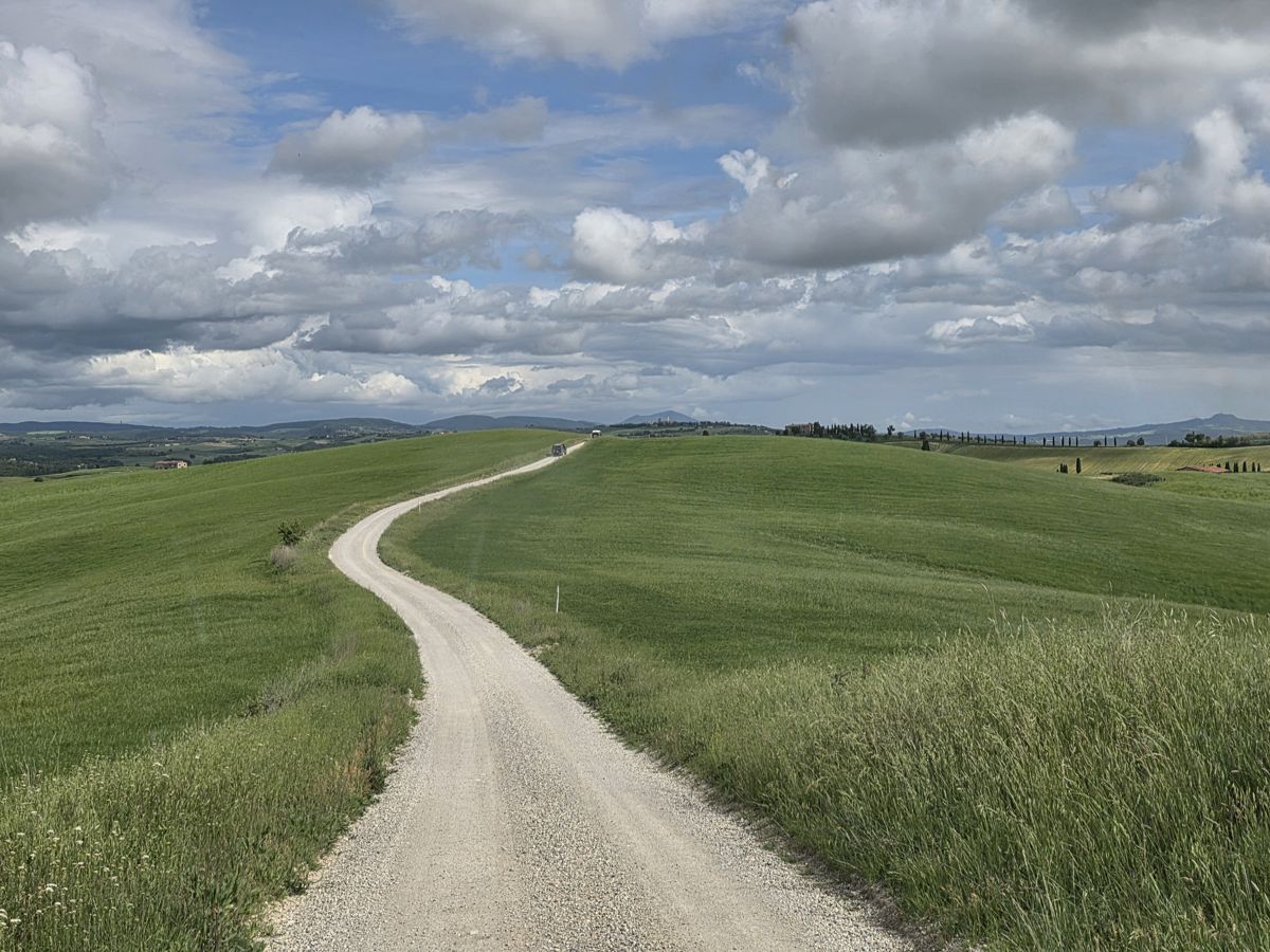 Schotterweg über toskanische Hügel